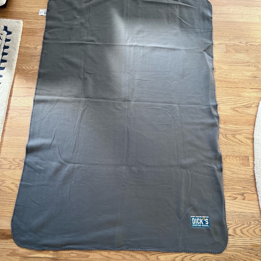 40"x60" Dick's Sporting Goods Gray Fleece Blanket Throw Like New GUC ❤️
